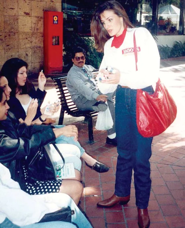 
    Îmbrăcată în costumaţia de serviciu, tânăra Letizia se chinuia să vândă tutun  în Mexic  