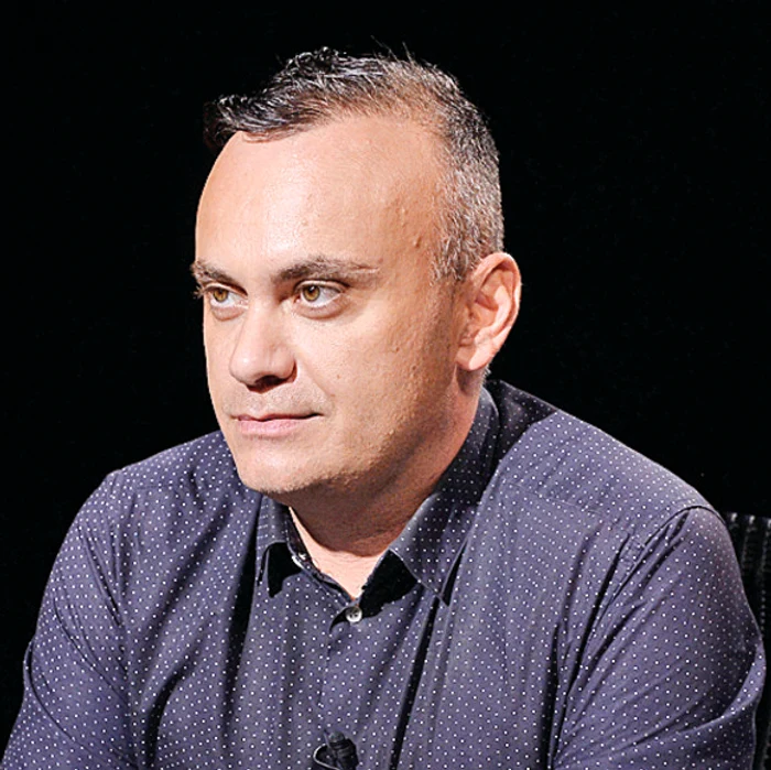 Racla cu moaştele Cuvioasei Parascheva a fost scoasă în curte Foto: Silviu Cluci