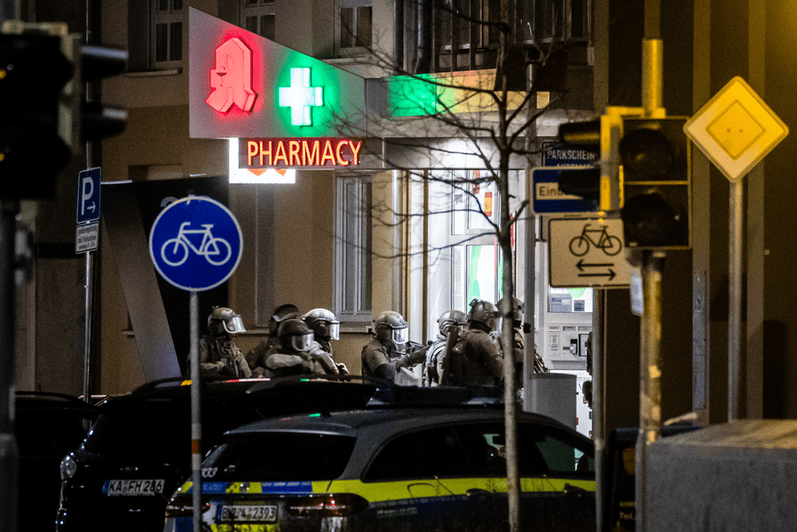 Toate persoanele sechestrate în farmacia Germania au fost eliberate. Atacatorul, reţinut