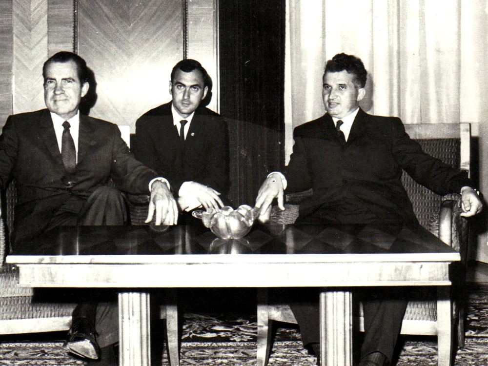 Discuție între Nixon și Ceaușescu (© „Fototeca online a comunismului românesc”, cota: 46/1969)