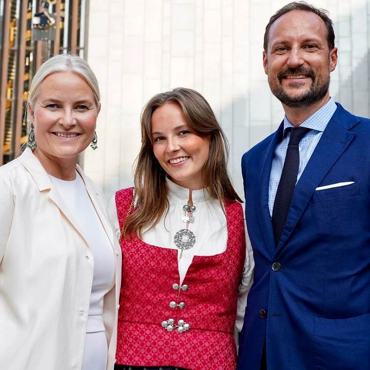 Printesa Ingrid Alexandra a Norvegiei, alaturi de Printesa Mette Marit si de Printul Haakon Kongehuset jpg