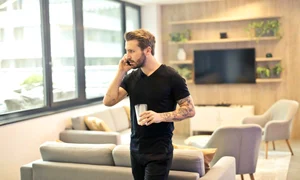 Poza de cover Caracteristici importante ale Huawei Pura 80 Pro pe care trebuie sa le cunosti Un barbat vorbind la telefon, living, mobilier, TV, obiecte decorative, ferestre jpg