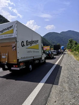 Traficul pe Valea Oltului blocat şi după 12 ore de la răsturnarea unui TIR plin cu porci pe carosabil la Câineni-Vâlcea pe DN7 Foto Iza Florentina