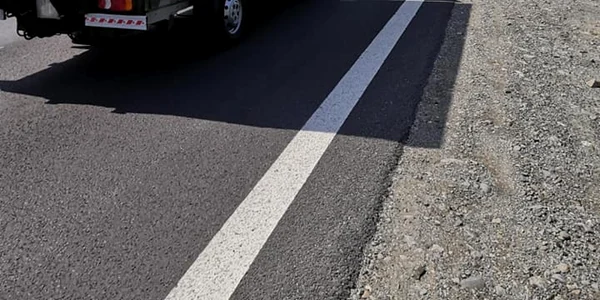 Traficul pe Valea Oltului blocat şi după 12 ore de la răsturnarea unui TIR plin cu porci pe carosabil la Câineni-Vâlcea pe DN7 Foto Iza Florentina