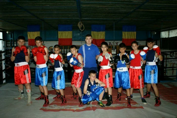 Valentin Anghel, alături de elevii săi Foto:Arhivă personală
