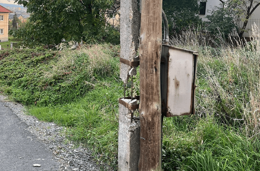 Reparații á la Electrica. Stâlp din beton, cârpit cu o atelă din lemn și sârmă, la Baia Mare