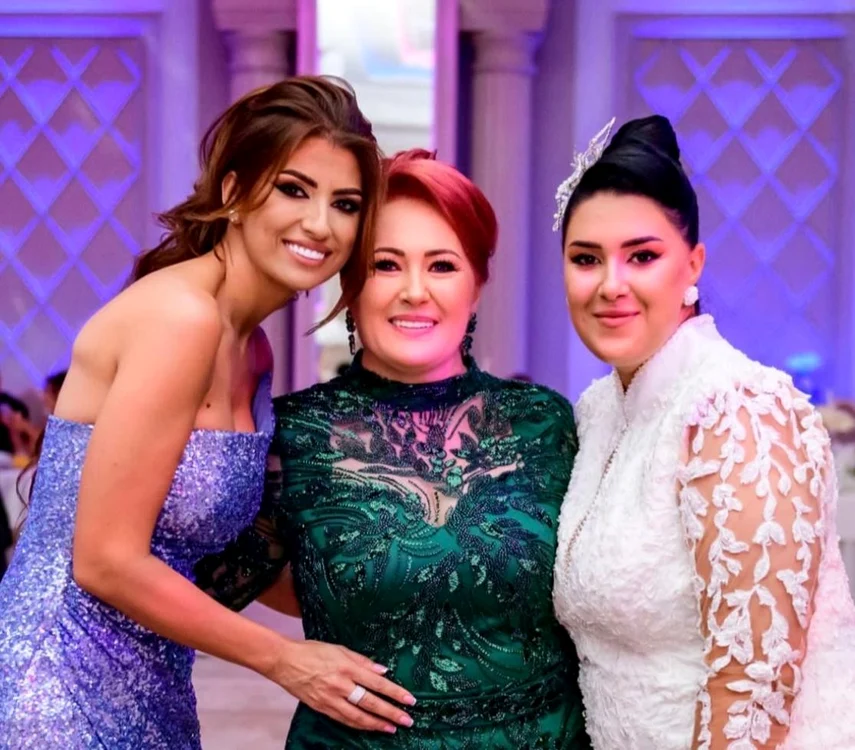 Alina Rdi alături de viitoarea fină și mama acesteia. Sursă: Facebook