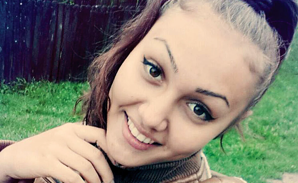 
    După ce profesorul a jignit-o, Roxana  şi-a sunat mama  