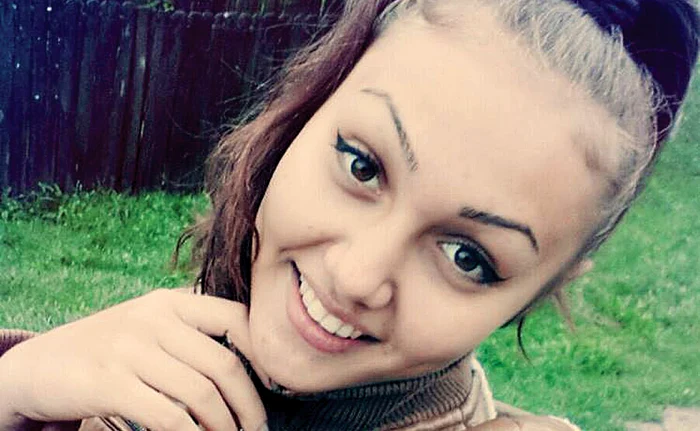 
    După ce profesorul a jignit-o, Roxana  şi-a sunat mama  