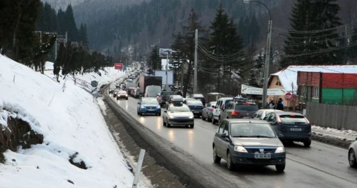 Circulaţia pe Drumul Naţional 1 este un calvar în fiecare weekend. FOTOAdevărul