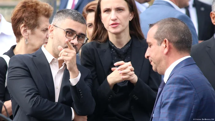 Ministrul Muncii Petre Florin Manole (în stânga) alături de Oana Țoiu, șefa diplomației române