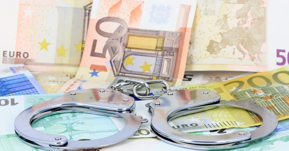 O tânără din Argeș a fost reținută după ce i-a furat părinților peste 73.000 de euro dintr-o cutie de valori