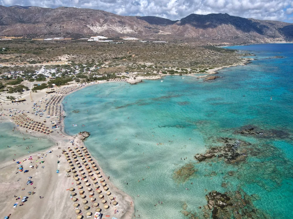 Mii de turiști ajung zilnic pe plaja Elafonisi din Creta/ sursa Unsplash