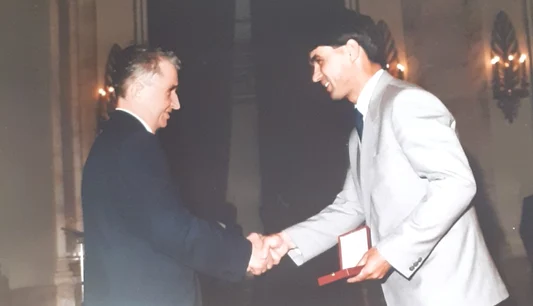 Anghel Iordănescu, premiat de Nicolae Ceaușescu   FOTO Facebook Arhivele Naționale ale României