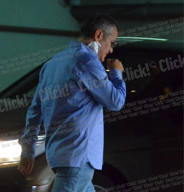 Dan Bittman, fotografiat într-o parcare subterană din Pipera cu un bandaj la gât. (Foto: Alexandru Muscaliu)