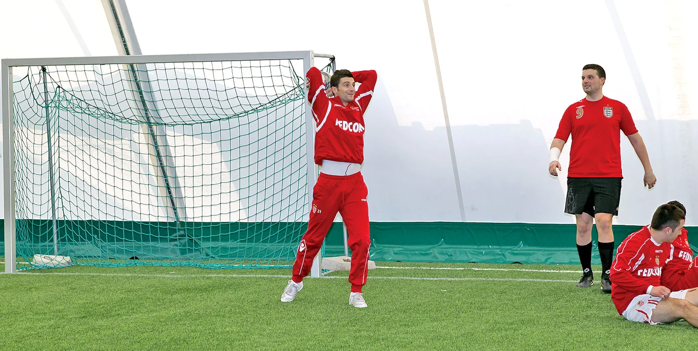 Daniel Niculae,  Marius Mihalcea  şi alţi fotbalişti au  încins o miuţă (foto: Mihai Ionescu)