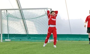 Daniel Niculae,  Marius Mihalcea  şi alţi fotbalişti au  încins o miuţă (foto: Mihai Ionescu) jpeg