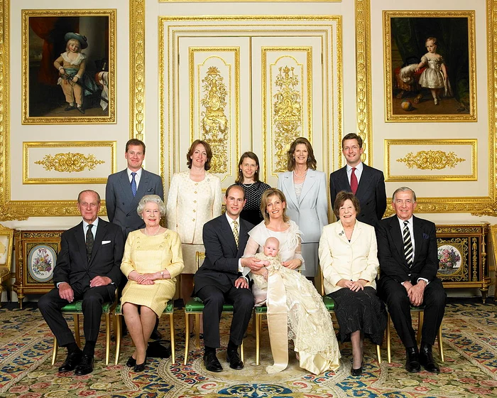 Lordul Ivar Mountbatten (stânga sus, în spatele reginei Elisabeta) a devenit primul membru al familiei regale britanice care a anunţat public că e homosexualfoto: Gulliver/Getty Images