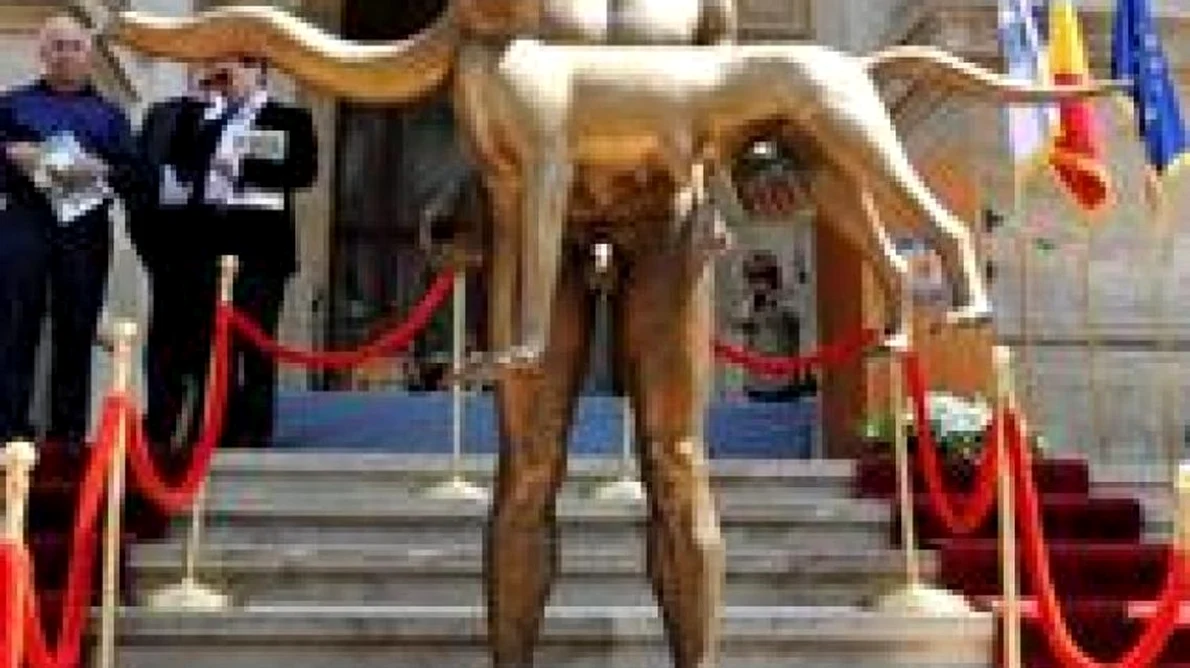 Statuia Împaratului Traian, amplasată în fața Muzeului Național de Istorie jpeg