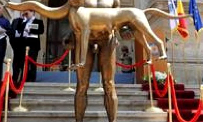 Statuia Împaratului Traian, amplasată în fața Muzeului Național de Istorie jpeg