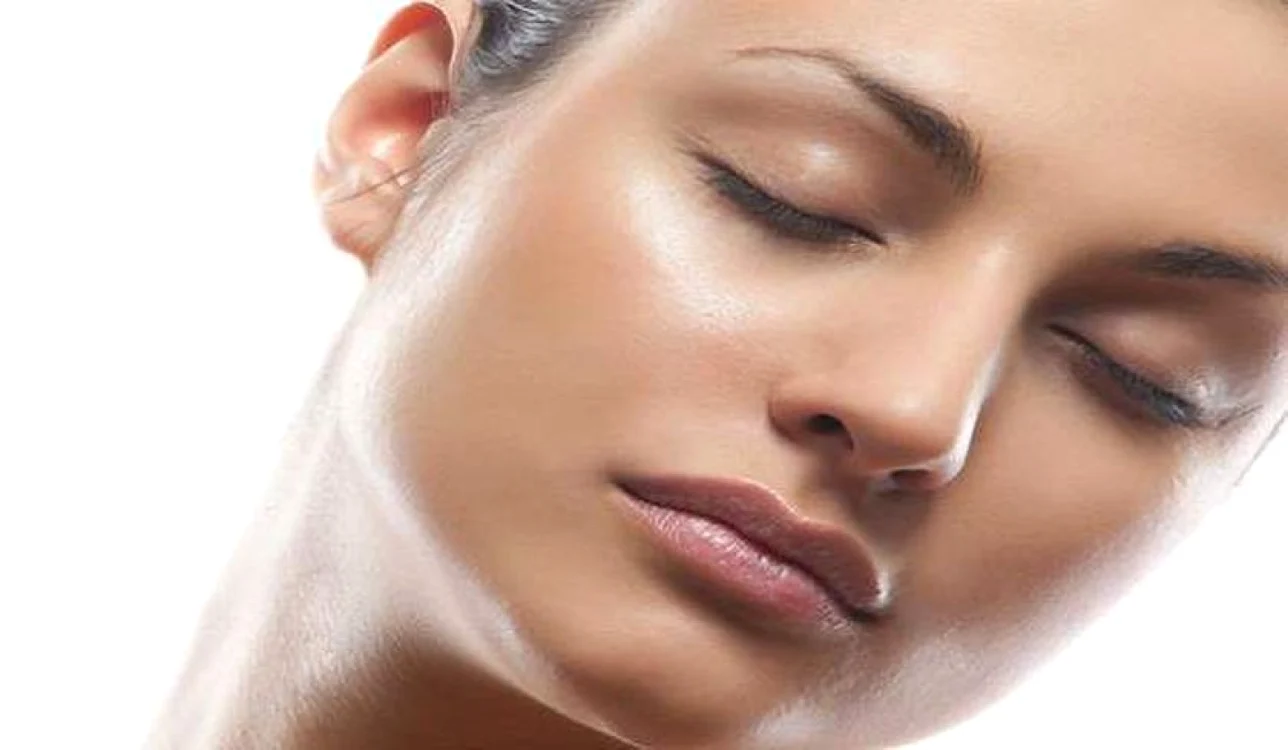 Cum reduci excesul de sebum de pe faţa ta. Cel mai simplu remediu natural pentru tenul gras
