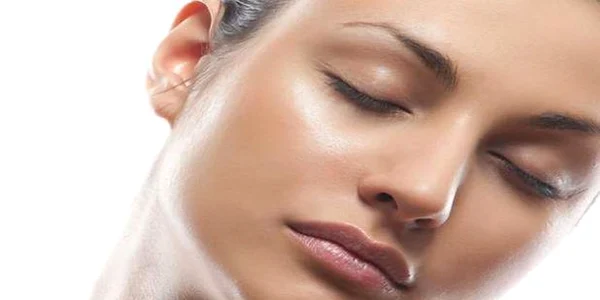 Cum reduci excesul de sebum de pe faţa ta. Cel mai simplu remediu natural pentru tenul gras