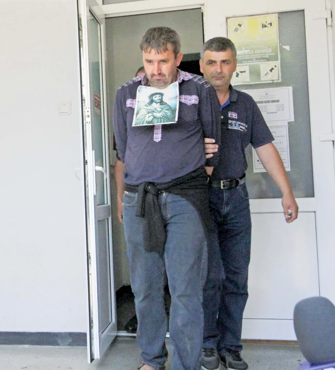 Măicuţele de la Mănăstirea Prislop l-au prins în puterea nopţii pe un bărbat care săpa în mormântul cunoscutului duhovnicFotoi: Daniel Guţă