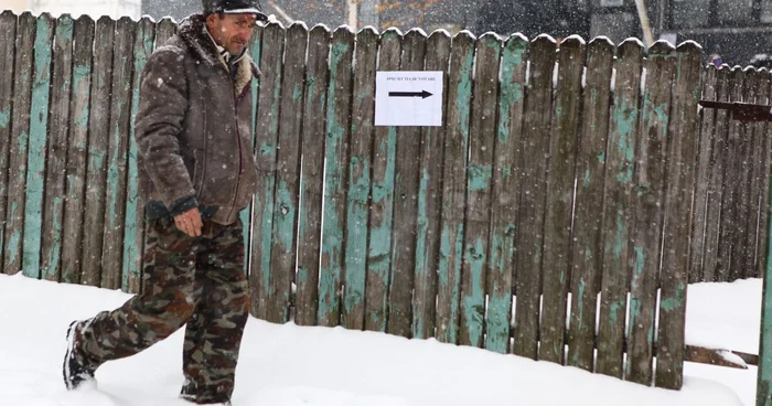 Românii din mediul rural au mers la vot, în ciuda zăpezii. FOTO: Mediafax