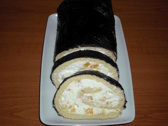 
    Ruladă cu iaurt şi portocale  