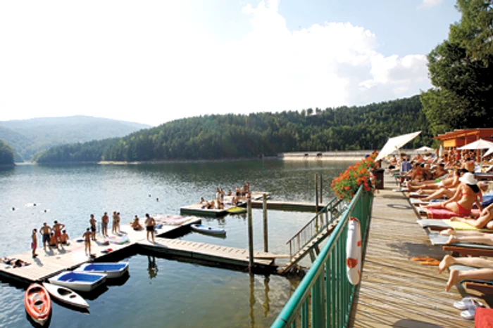 Resita: Reşiţenii se acoperă cu bronz de munte pe malul lacului Văliug  VIDEO