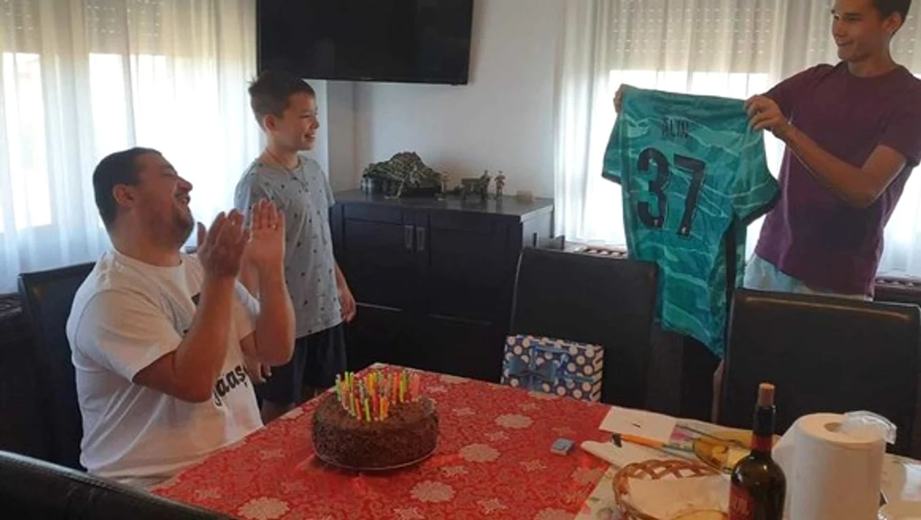 
    De ziua lui Alin a primit de la familia sa un tricou cu numărul 37, care simbolizează faptul că a fost pacientul 37 în era Covid  