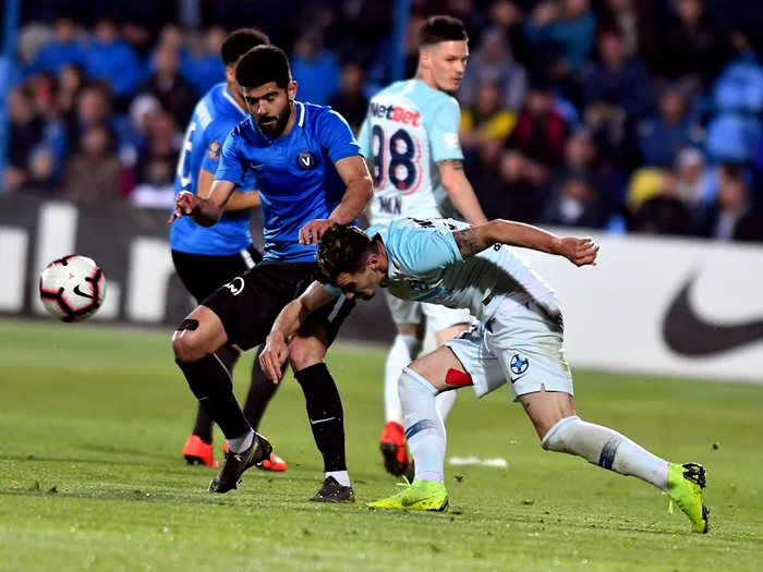 
    Ionuț Vînă, în duel cu viitorii săi colegi de la FCSB  