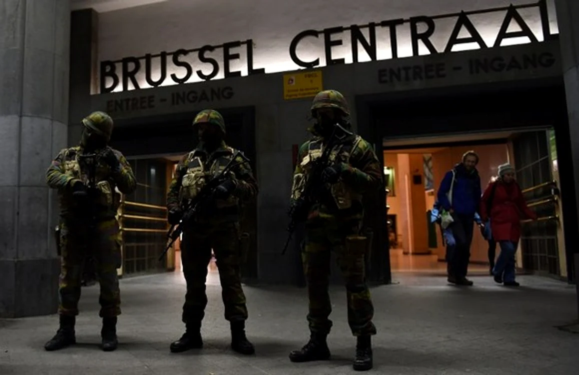 Soldații patrulau străzile capitalei Belgiei în timpul alertei antiteroristefoto: AFP
