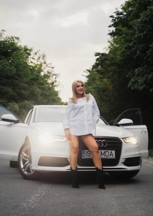 Mădălina Lungu sexy în cămașă