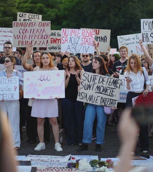 Sute de oameni s-au strâns în Piața Victoriei, după un nou caz de femicid. „Dragostea nu înseamnă frică”