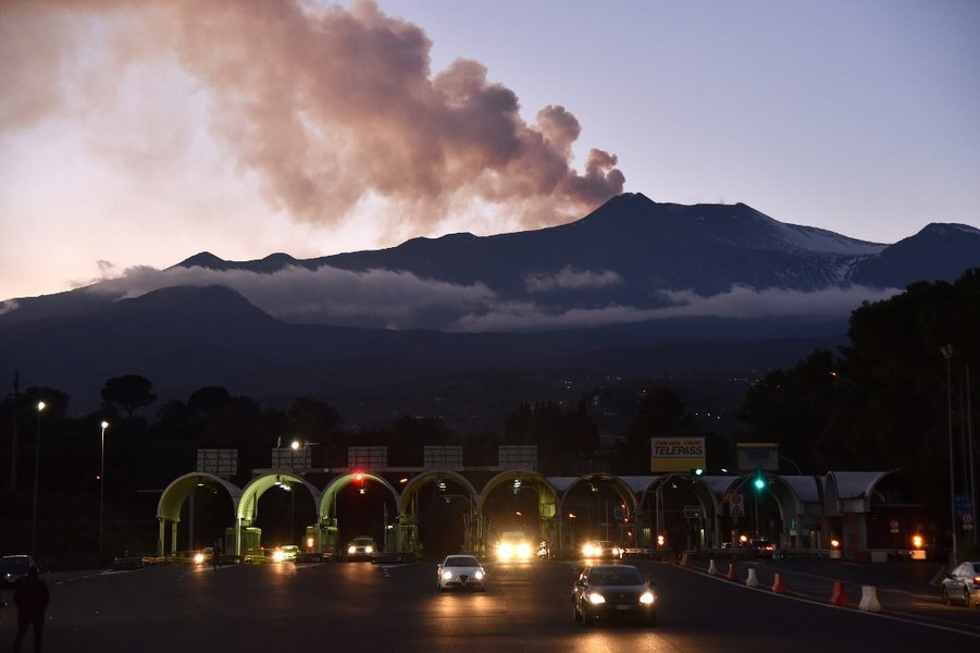 Atenționare de călătorie pentru Italia. Sunt perturbări ale zborurilor pe aeroportul din Catania după ce vulcanul Etna a erupt