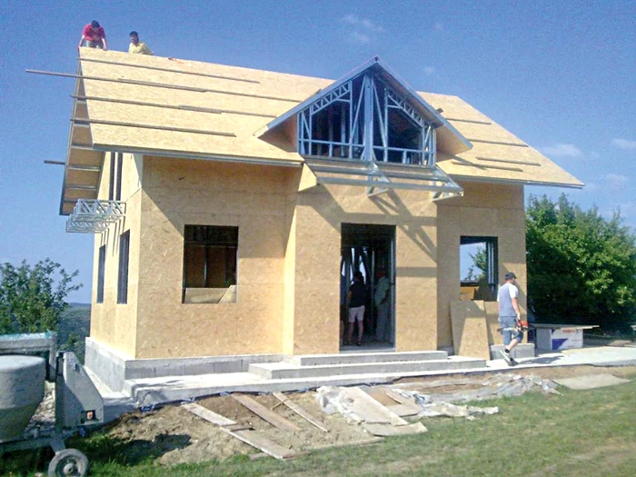Pasul 3: Casa semifinisată costă 300 de euro/mp