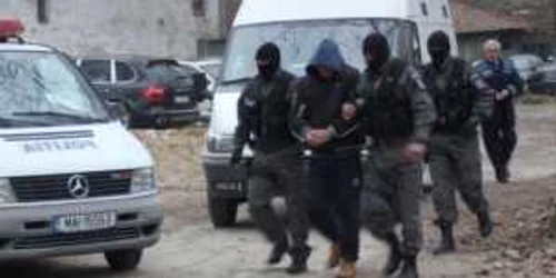 Şase bărbaţi au fost ridicaţi de procurorii DIICOT şi sunt acuzaţi de cămătărie