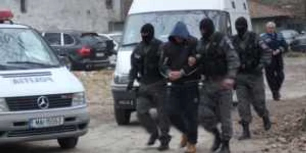 Şase bărbaţi au fost ridicaţi de procurorii DIICOT şi sunt acuzaţi de cămătărie
