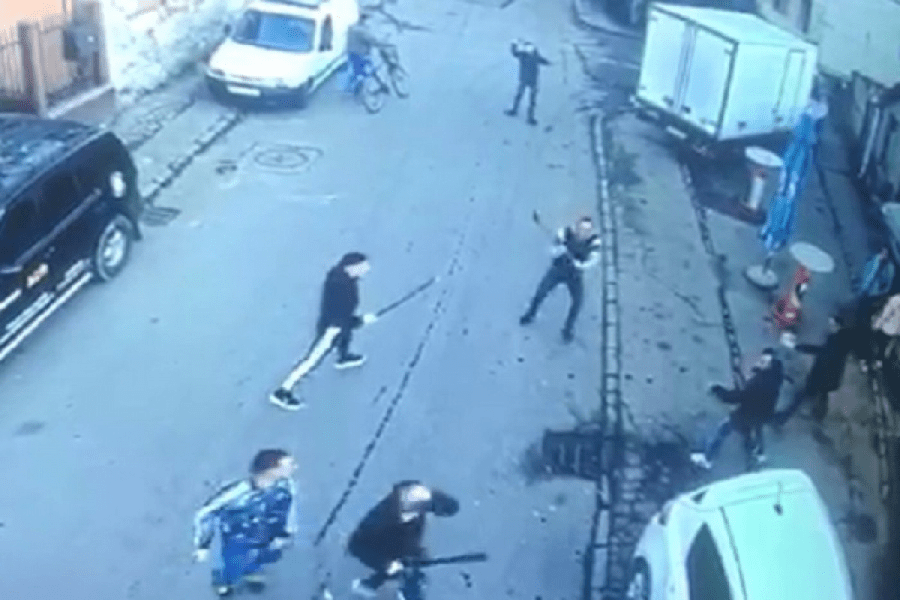 Bătaie ca în șapte păcate la Brăila. Două bande rivale și-au reglat conturile pe străzile din oraș, semănând teroare