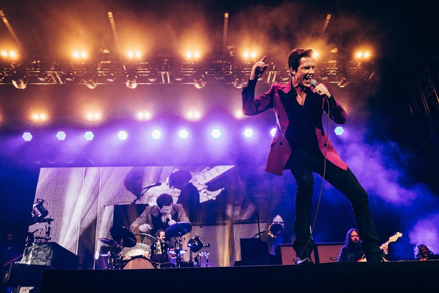 Trupa The Killers s-a scuzat pentru invitarea unui fan rus pe o scenă din Georgia VIDEO