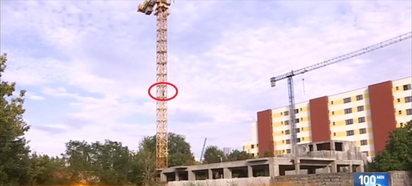 
    Ștefan Mureșan se află cocoțat la o înălțime de aproximativ 20 de metri Captură: Antena 3  