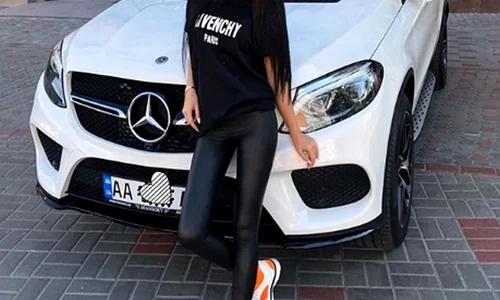 Bruneta este răsfățată cu mașini de lux și vacanțe scumpe jpeg