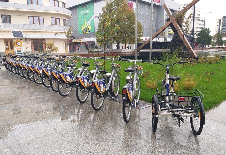 Proiect „smart”, dat pe mâna vandalilor. Bicicletele cumpărate de Primăria Buzău, abandonate peste tot și distruse VIDEO