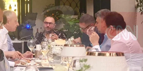 Marcel Ciolacu Mircea Geoana și Victor Ponta, la restaurant, luni 29 iulie Sursa foto Antena 3 CNN jpeg