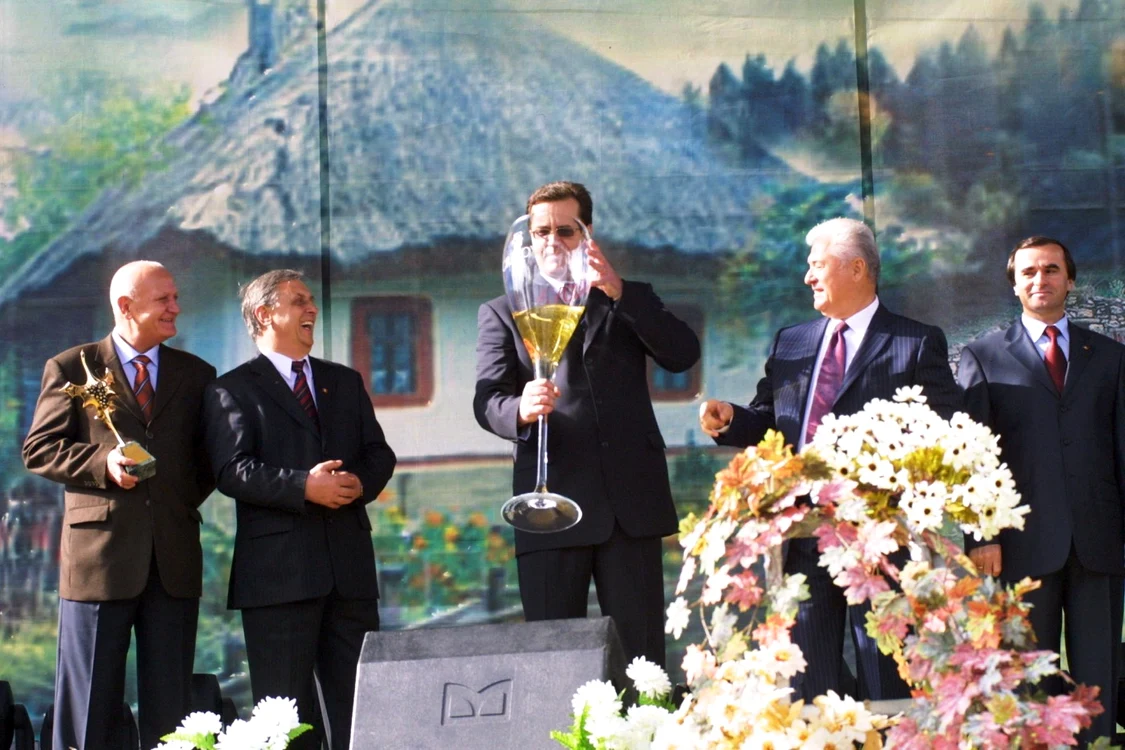 La Sărbătoarea Vinului din anul 2006, Vitis-Hânceşti a primit Premiul cel Mare. Directorul fabricii Nicolae Şterbeţ (primul din stânga) alături de Vasile Ursu, Marian Lupu, Vladimir Voronin şi Vasile Tarlev FOTO Tudor Iovu