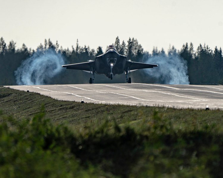 De ce au aterizat două F-35 ale forțelor americane pe o autostradă din Europa