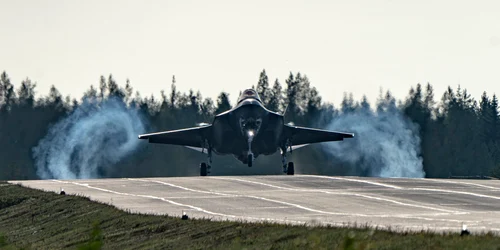 Două aeronave ale forțelor aeriene americane au aterizat pe o autostradă din Finlanda FOTO @HQUSAFEAFAF / X