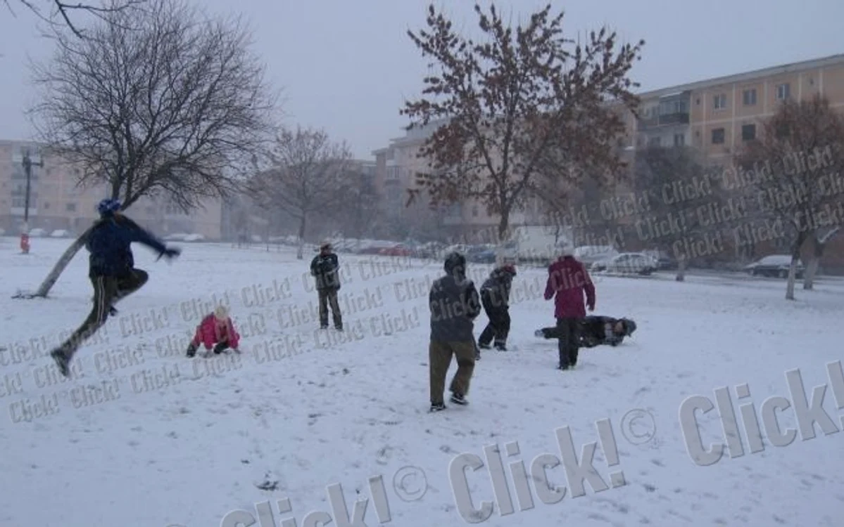 Iarna în România, coşmarul şoferilor, bucuria copiilor.