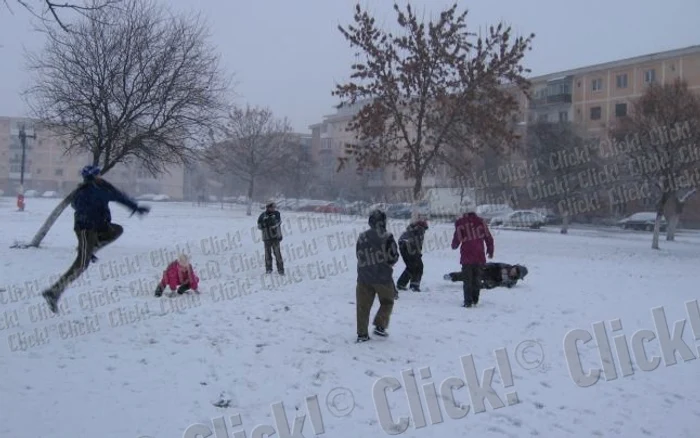 Iarna în România, coşmarul şoferilor, bucuria copiilor.